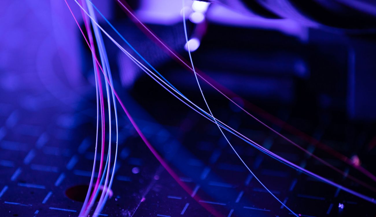 Brin de fibre dans une lumière bleutée