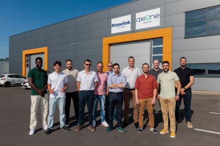 Equipe Moselink devant le batiment