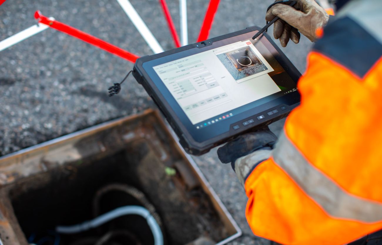 technicien en extérieur en train de connecter la fibre